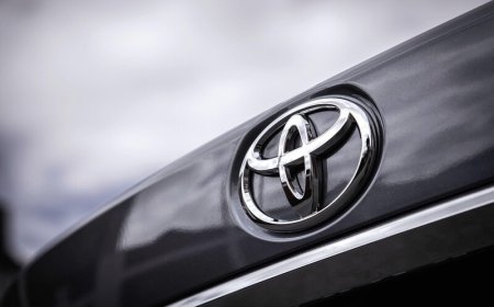 Decoding Dashboard Lights: When to Visit a Toyota Service Center